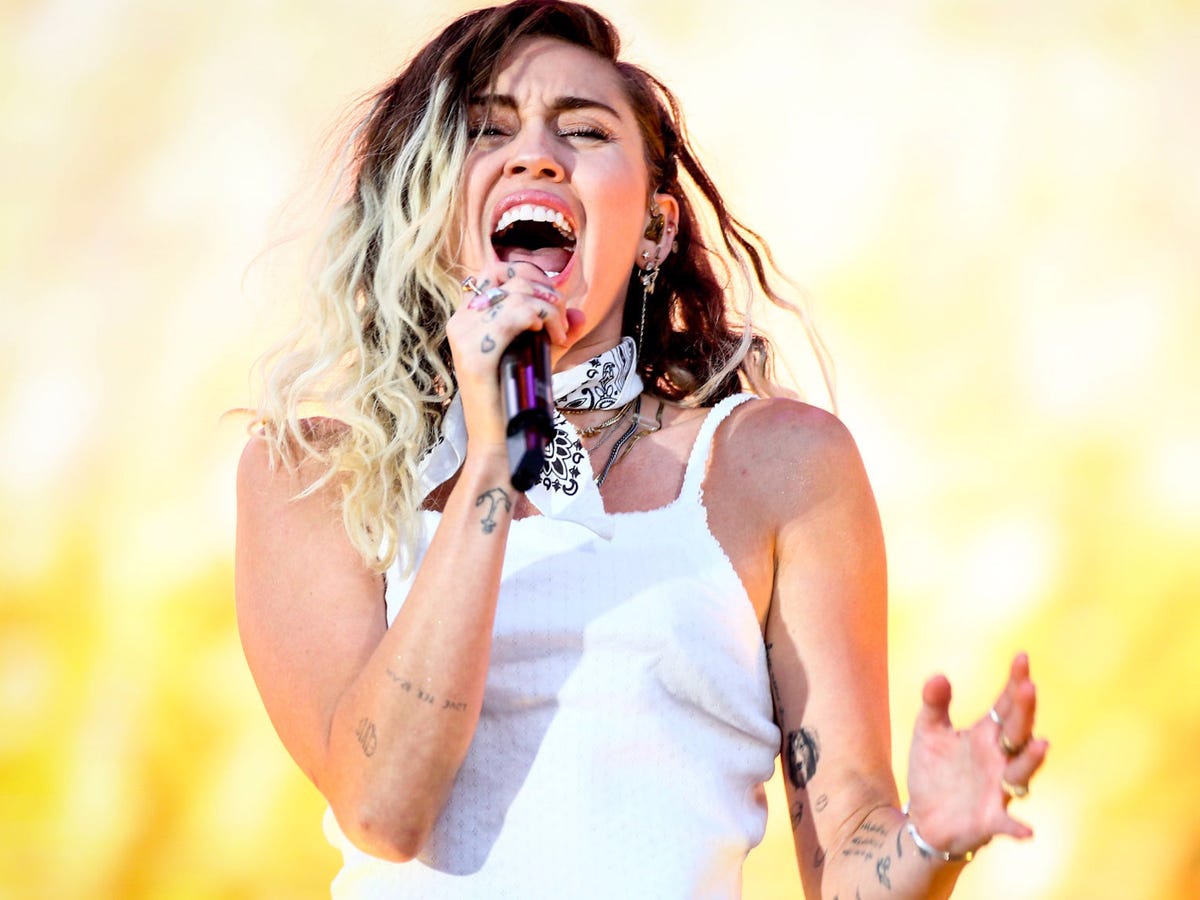 Màn trình diễn ca khúc "Wrecking Ball" trên sân khấu của Miley Cyrus