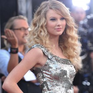 Taylor Swift rạng rỡ bên bộ cánh lấp lánh