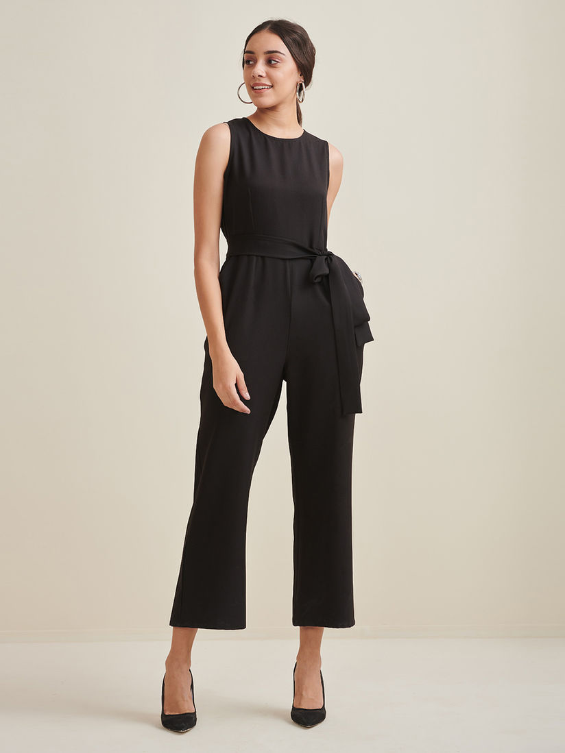 Những bộ jumpsuit đen có nhiều ưu điểm nổi bật