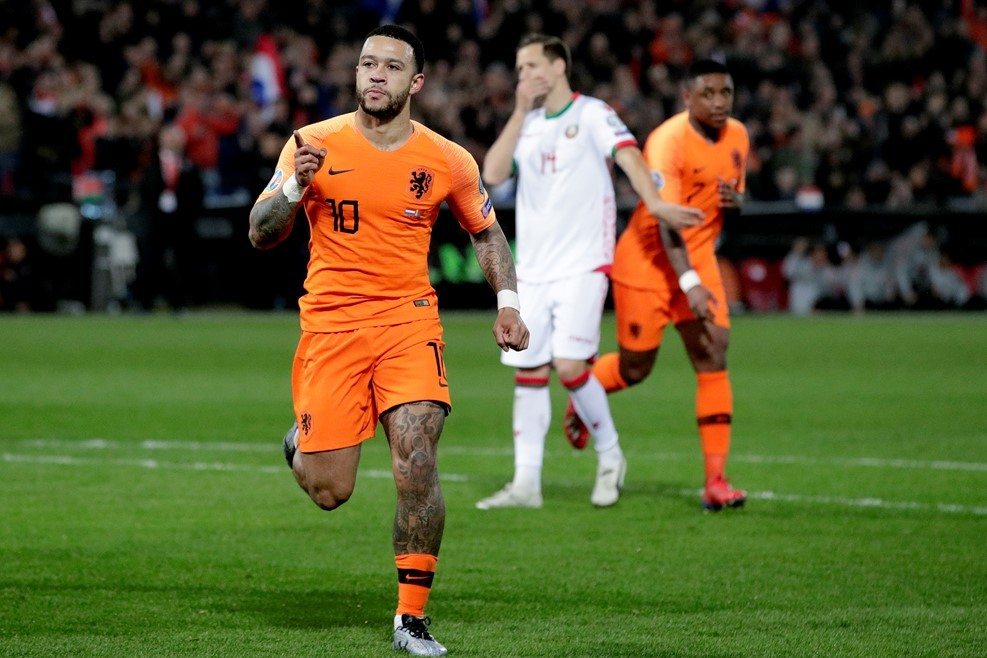 Depay đang chơi ở vị trí tiền đạo cánh cho CLB Barcelona và Đội tuyển Hà Lan