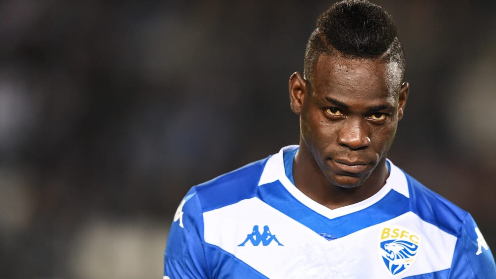 Tức giận vì bị thay ra Balotelli đã đánh cả đồng đội của mình