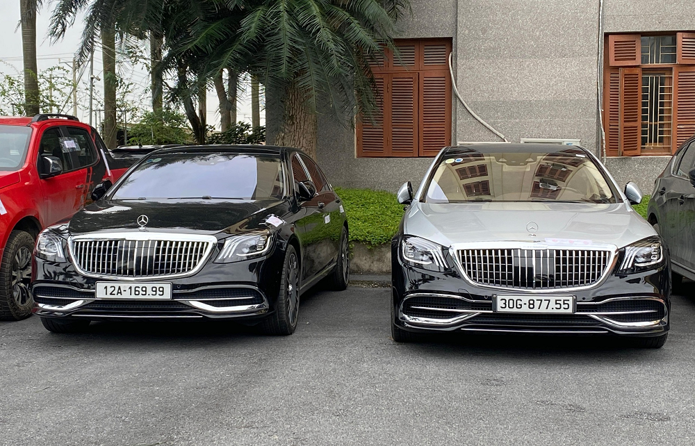 Hai chiếc Mercedes Maybach tại cơ quan điều tra.